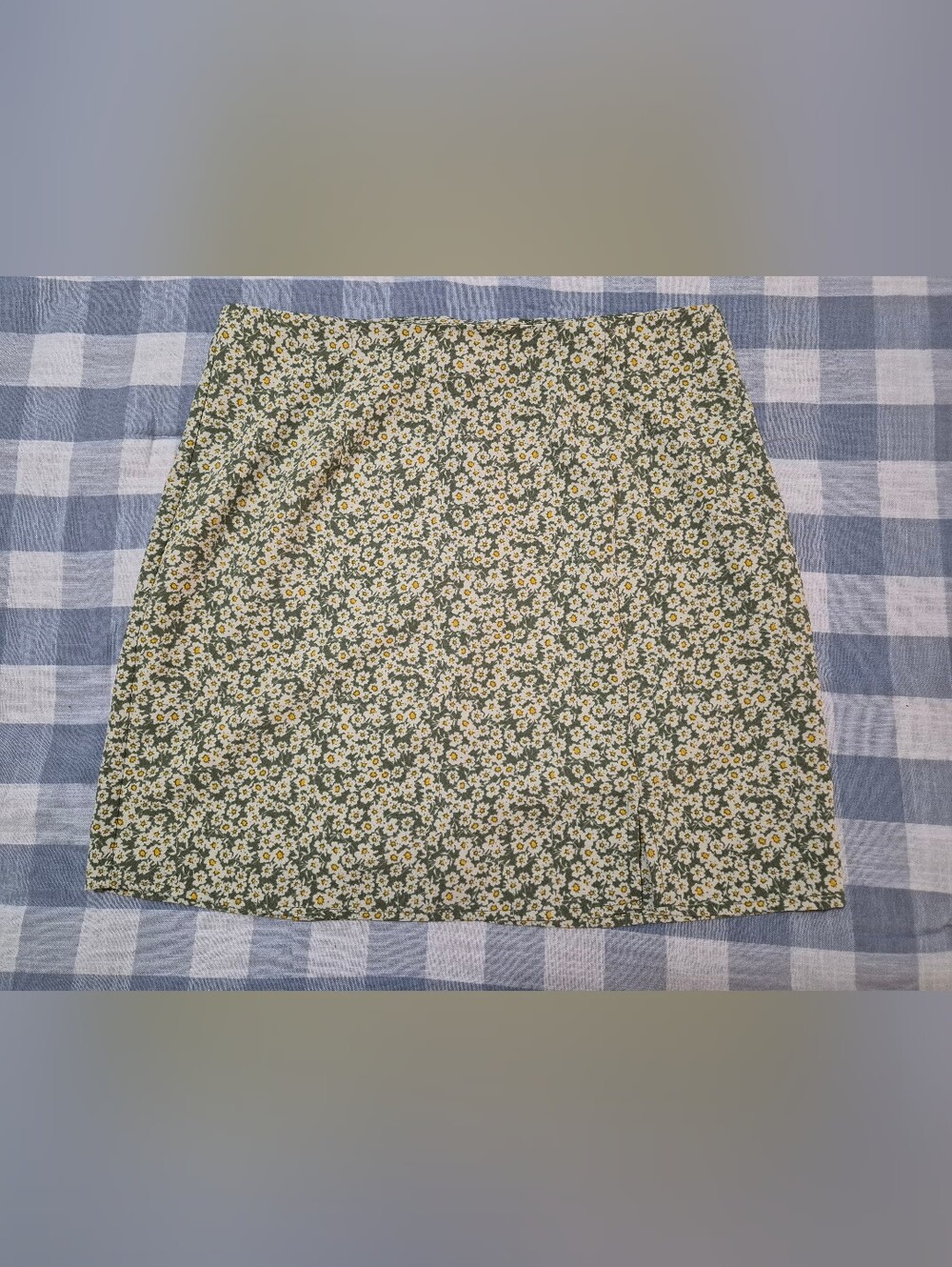 Aeropostale Olive Green Ditsy Daisy Skirt with White and Yellow Accents